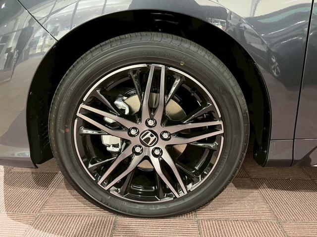 オデッセイハイブリッド ｅ：ＨＥＶアブソルート・ＥＸ　新車未登録　本革シート　１８インチアルミホイール　センターコンソールボックスワイヤレスチャージャートリプルゾーンコントロールフルオートエアコンディショナー（15枚目）