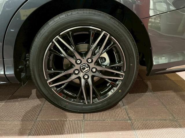 オデッセイハイブリッド ｅ：ＨＥＶアブソルート・ＥＸ　新車未登録　本革シート　１８インチアルミホイール　センターコンソールボックスワイヤレスチャージャートリプルゾーンコントロールフルオートエアコンディショナー（16枚目）