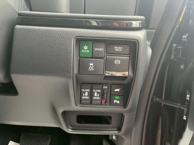 オデッセイハイブリッド ｅ：ＨＥＶアブソルート・ＥＸ　新車未登録　本革シート　１８インチアルミホイール　センターコンソールボックスワイヤレスチャージャートリプルゾーンコントロールフルオートエアコンディショナー（21枚目）