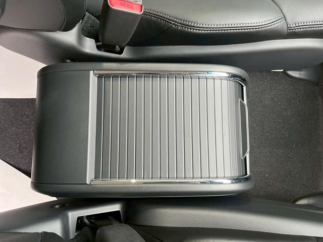 オデッセイハイブリッド ｅ：ＨＥＶアブソルート・ＥＸ　新車未登録　本革シート　１８インチアルミホイール　センターコンソールボックスワイヤレスチャージャートリプルゾーンコントロールフルオートエアコンディショナー（29枚目）