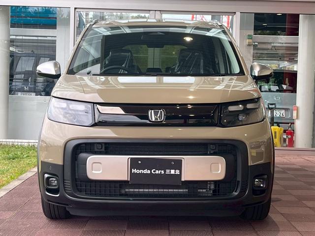 フリード クロスター　新車未登録　純正フロントグリル装着　純正ＥＴＣ装着　純正ボディーサイドモール装着　ＣＲＯＳＳＴＡＲ　ブラインドスポットインフォメーション　１５インチアルミホイール（2枚目）