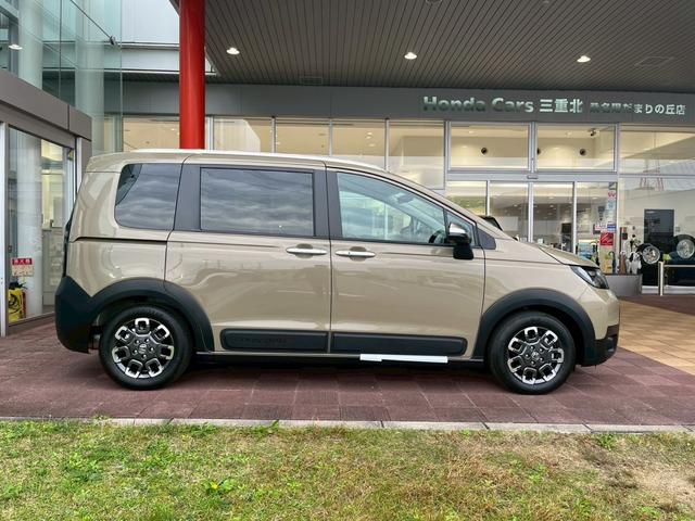 フリード クロスター　新車未登録　純正フロントグリル装着　純正ＥＴＣ装着　純正ボディーサイドモール装着　ＣＲＯＳＳＴＡＲ　ブラインドスポットインフォメーション　１５インチアルミホイール（4枚目）