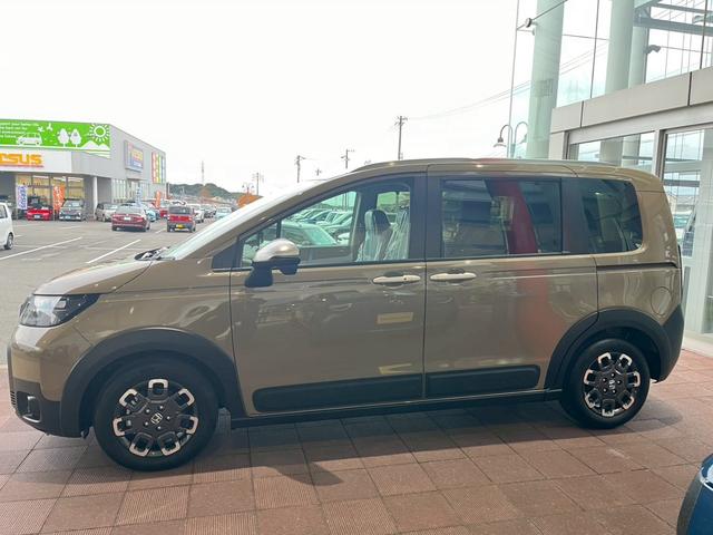 フリード クロスター　新車未登録　純正フロントグリル装着　純正ＥＴＣ装着　純正ボディーサイドモール装着　ＣＲＯＳＳＴＡＲ　ブラインドスポットインフォメーション　１５インチアルミホイール（5枚目）