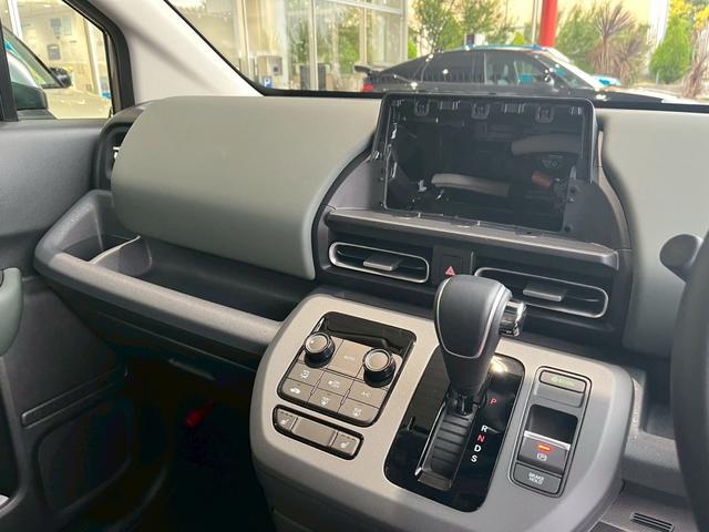 フリード クロスター　新車未登録　純正フロントグリル装着　純正ＥＴＣ装着　純正ボディーサイドモール装着　ＣＲＯＳＳＴＡＲ　ブラインドスポットインフォメーション　１５インチアルミホイール（6枚目）