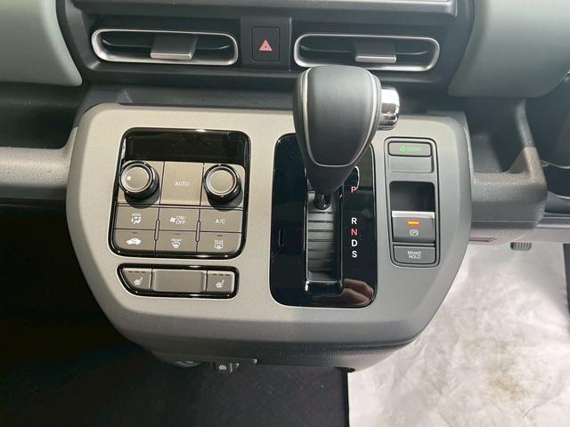 フリード クロスター　新車未登録　純正フロントグリル装着　純正ＥＴＣ装着　純正ボディーサイドモール装着　ＣＲＯＳＳＴＡＲ　ブラインドスポットインフォメーション　１５インチアルミホイール（7枚目）