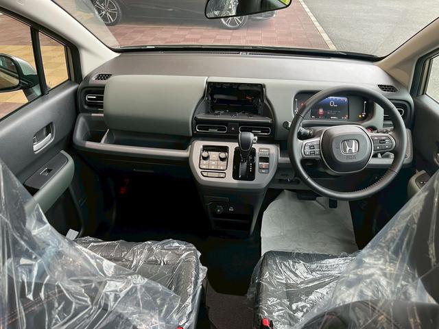 フリード クロスター　新車未登録　純正フロントグリル装着　純正ＥＴＣ装着　純正ボディーサイドモール装着　ＣＲＯＳＳＴＡＲ　ブラインドスポットインフォメーション　１５インチアルミホイール（10枚目）