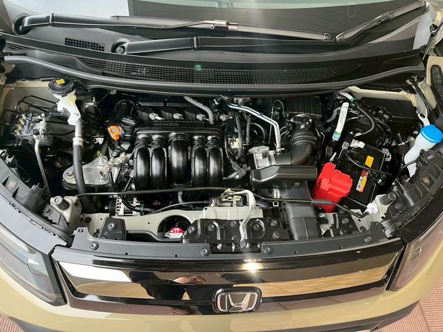 フリード クロスター　新車未登録　純正フロントグリル装着　純正ＥＴＣ装着　純正ボディーサイドモール装着　ＣＲＯＳＳＴＡＲ　ブラインドスポットインフォメーション　１５インチアルミホイール（12枚目）