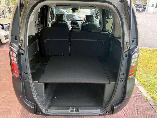 フリード クロスター　新車未登録　純正フロントグリル装着　純正ＥＴＣ装着　純正ボディーサイドモール装着　ＣＲＯＳＳＴＡＲ　ブラインドスポットインフォメーション　１５インチアルミホイール（13枚目）