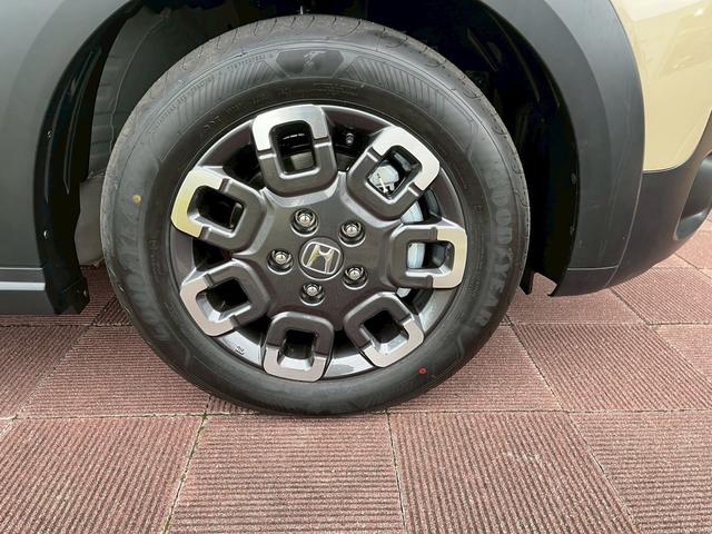 フリード クロスター　新車未登録　純正フロントグリル装着　純正ＥＴＣ装着　純正ボディーサイドモール装着　ＣＲＯＳＳＴＡＲ　ブラインドスポットインフォメーション　１５インチアルミホイール（14枚目）