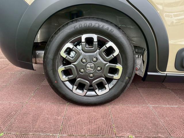 フリード クロスター　新車未登録　純正フロントグリル装着　純正ＥＴＣ装着　純正ボディーサイドモール装着　ＣＲＯＳＳＴＡＲ　ブラインドスポットインフォメーション　１５インチアルミホイール（15枚目）