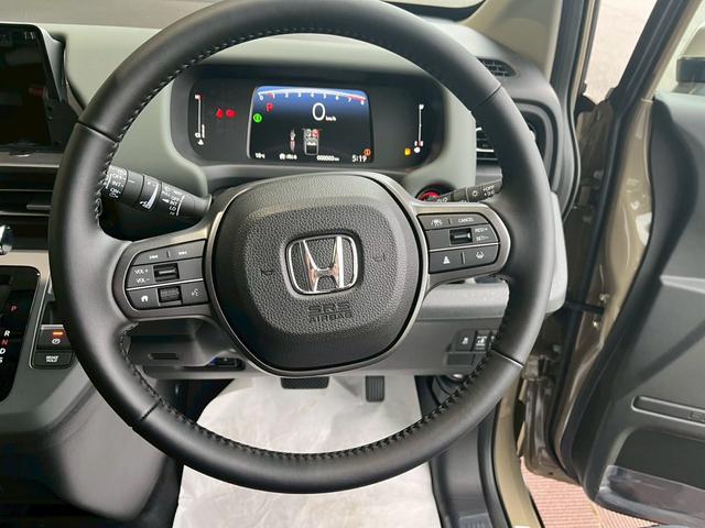 フリード クロスター　新車未登録　純正フロントグリル装着　純正ＥＴＣ装着　純正ボディーサイドモール装着　ＣＲＯＳＳＴＡＲ　ブラインドスポットインフォメーション　１５インチアルミホイール（21枚目）