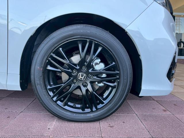 オデッセイハイブリッド ｅ：ＨＥＶアブソルート・ＥＸブラックエディション　純正１１インチナビゲーション装着　純正ＥＴＣ１．０装着　純正ブラックエンブレム装着　本革シート　１８インチアルミホイール　トリプルゾーンコントロールフルオートエアコンディショナー（4枚目）