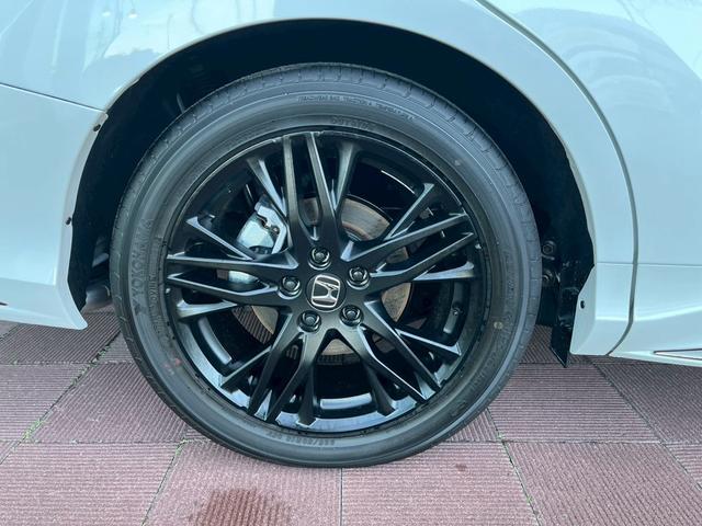 オデッセイハイブリッド ｅ：ＨＥＶアブソルート・ＥＸブラックエディション　純正１１インチナビゲーション装着　純正ＥＴＣ１．０装着　純正ブラックエンブレム装着　本革シート　１８インチアルミホイール　トリプルゾーンコントロールフルオートエアコンディショナー（6枚目）