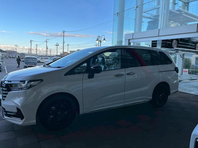 オデッセイハイブリッド ｅ：ＨＥＶアブソルート・ＥＸブラックエディション　純正１１インチナビゲーション装着　純正ＥＴＣ１．０装着　純正ブラックエンブレム装着　本革シート　１８インチアルミホイール　トリプルゾーンコントロールフルオートエアコンディショナー（9枚目）