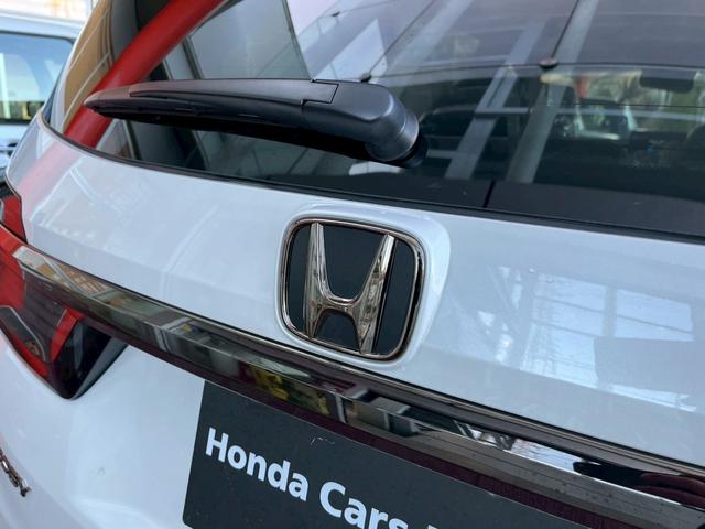 オデッセイハイブリッド ｅ：ＨＥＶアブソルート・ＥＸブラックエディション　純正１１インチナビゲーション装着　純正ＥＴＣ１．０装着　純正ブラックエンブレム装着　本革シート　１８インチアルミホイール　トリプルゾーンコントロールフルオートエアコンディショナー（10枚目）