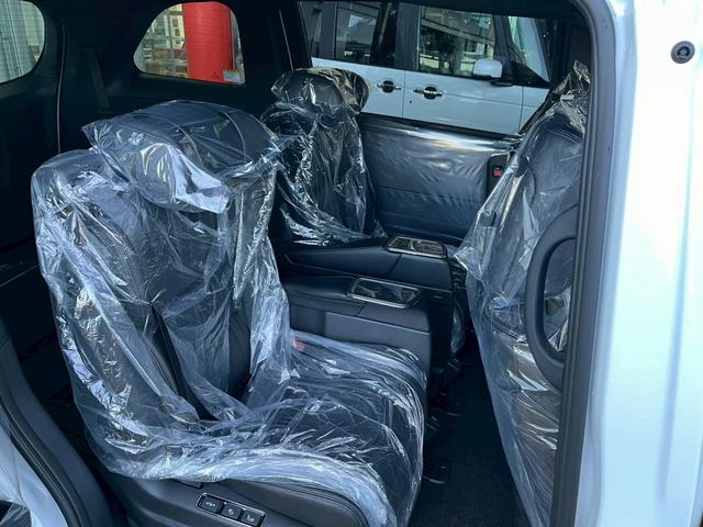 オデッセイハイブリッド ｅ：ＨＥＶアブソルート・ＥＸブラックエディション　純正１１インチナビゲーション装着　純正ＥＴＣ１．０装着　純正ブラックエンブレム装着　本革シート　１８インチアルミホイール　トリプルゾーンコントロールフルオートエアコンディショナー（11枚目）