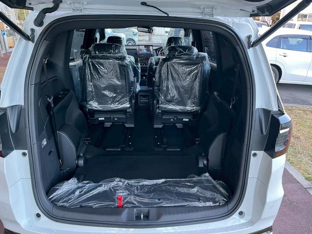 オデッセイハイブリッド ｅ：ＨＥＶアブソルート・ＥＸブラックエディション　純正１１インチナビゲーション装着　純正ＥＴＣ１．０装着　純正ブラックエンブレム装着　本革シート　１８インチアルミホイール　トリプルゾーンコントロールフルオートエアコンディショナー（12枚目）