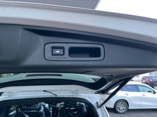 オデッセイハイブリッド ｅ：ＨＥＶアブソルート・ＥＸブラックエディション　純正１１インチナビゲーション装着　純正ＥＴＣ１．０装着　純正ブラックエンブレム装着　本革シート　１８インチアルミホイール　トリプルゾーンコントロールフルオートエアコンディショナー（13枚目）