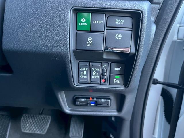 オデッセイハイブリッド ｅ：ＨＥＶアブソルート・ＥＸブラックエディション　純正１１インチナビゲーション装着　純正ＥＴＣ１．０装着　純正ブラックエンブレム装着　本革シート　１８インチアルミホイール　トリプルゾーンコントロールフルオートエアコンディショナー（14枚目）