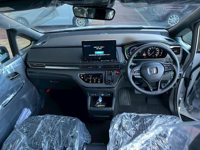 オデッセイハイブリッド ｅ：ＨＥＶアブソルート・ＥＸブラックエディション　純正１１インチナビゲーション装着　純正ＥＴＣ１．０装着　純正ブラックエンブレム装着　本革シート　１８インチアルミホイール　トリプルゾーンコントロールフルオートエアコンディショナー（15枚目）