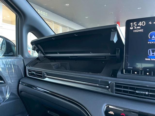 オデッセイハイブリッド ｅ：ＨＥＶアブソルート・ＥＸブラックエディション　純正１１インチナビゲーション装着　純正ＥＴＣ１．０装着　純正ブラックエンブレム装着　本革シート　１８インチアルミホイール　トリプルゾーンコントロールフルオートエアコンディショナー（27枚目）