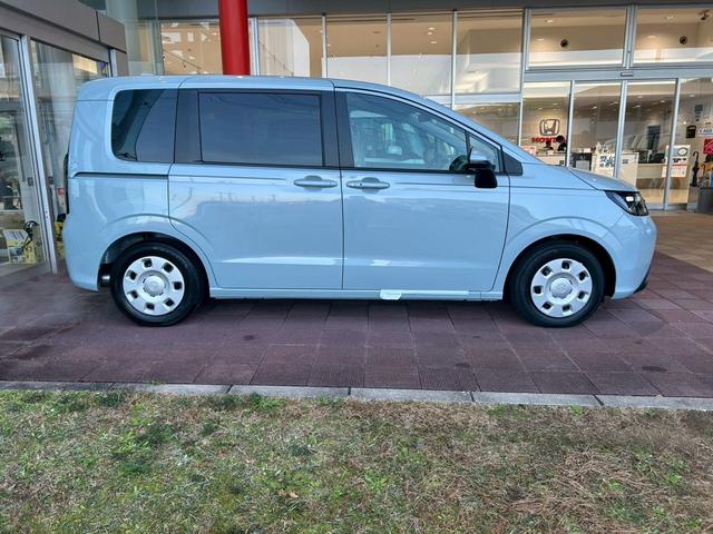 フリード ｅ：ＨＥＶエアー　純正８インチナビゲーション装着　純正折り畳みテーブル装着　２列目キャプテンシート（4枚目）