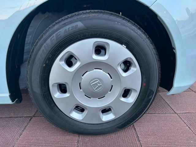 フリード ｅ：ＨＥＶエアー　純正８インチナビゲーション装着　純正折り畳みテーブル装着　２列目キャプテンシート（6枚目）