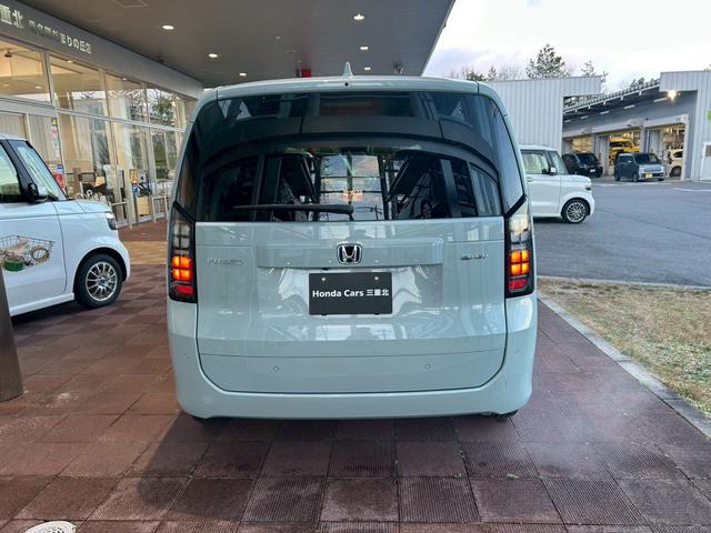 フリード ｅ：ＨＥＶエアー　純正８インチナビゲーション装着　純正折り畳みテーブル装着　２列目キャプテンシート（7枚目）