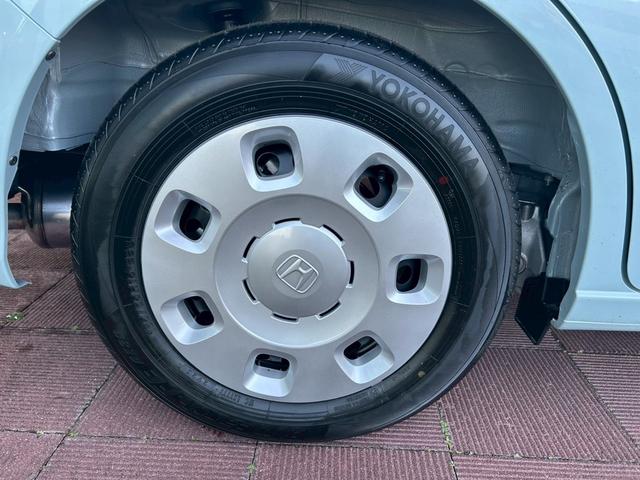 フリード ｅ：ＨＥＶエアー　純正８インチナビゲーション装着　純正折り畳みテーブル装着　２列目キャプテンシート（8枚目）