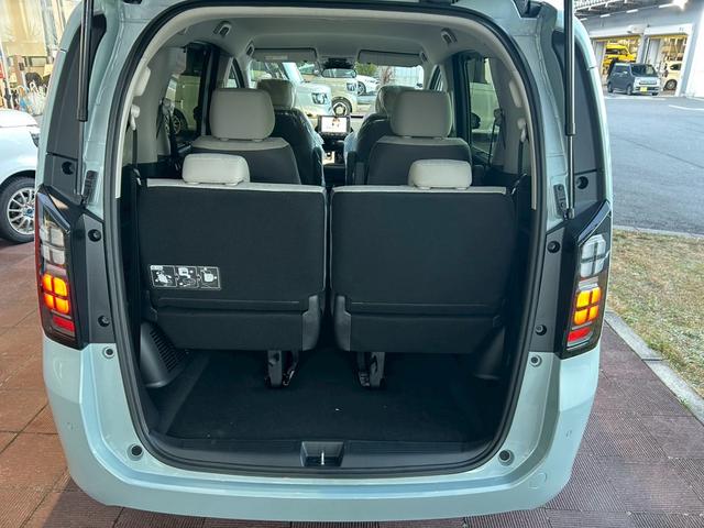 フリード ｅ：ＨＥＶエアー　純正８インチナビゲーション装着　純正折り畳みテーブル装着　２列目キャプテンシート（9枚目）