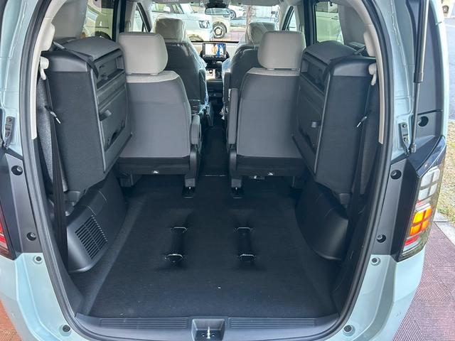 フリード ｅ：ＨＥＶエアー　純正８インチナビゲーション装着　純正折り畳みテーブル装着　２列目キャプテンシート（11枚目）