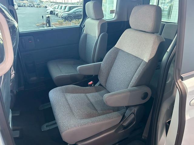 フリード ｅ：ＨＥＶエアー　純正８インチナビゲーション装着　純正折り畳みテーブル装着　２列目キャプテンシート（14枚目）