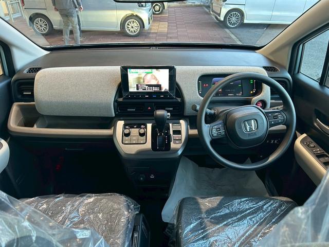 フリード ｅ：ＨＥＶエアー　純正８インチナビゲーション装着　純正折り畳みテーブル装着　２列目キャプテンシート（15枚目）