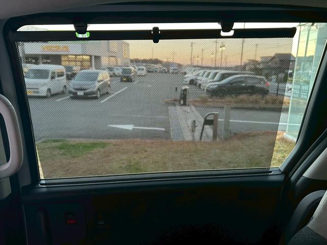 フリード ｅ：ＨＥＶエアー　純正８インチナビゲーション装着　純正折り畳みテーブル装着　２列目キャプテンシート（16枚目）