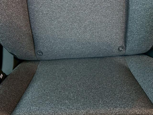 フリード ｅ：ＨＥＶエアー　純正８インチナビゲーション装着　純正折り畳みテーブル装着　２列目キャプテンシート（17枚目）