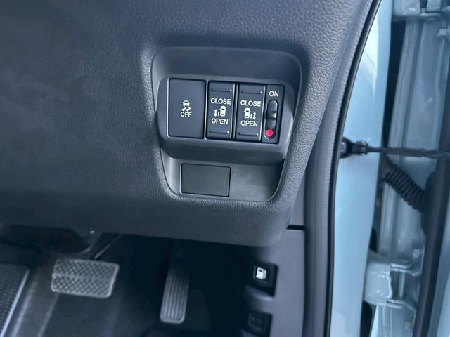 フリード ｅ：ＨＥＶエアー　純正８インチナビゲーション装着　純正折り畳みテーブル装着　２列目キャプテンシート（19枚目）