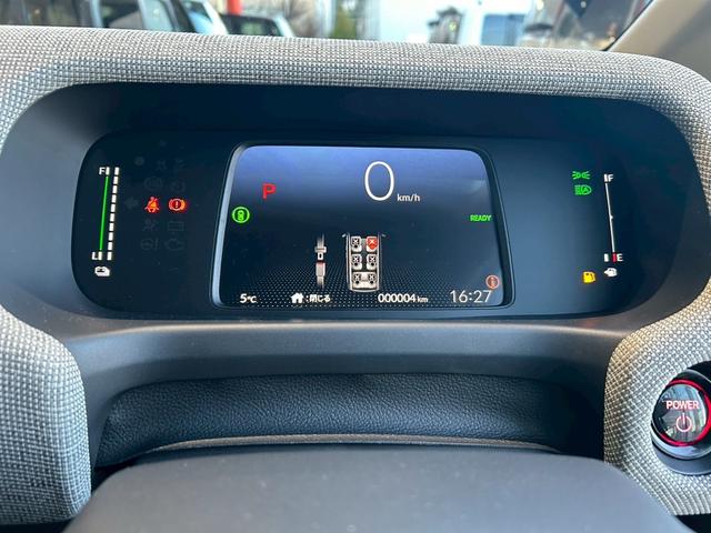 フリード ｅ：ＨＥＶエアー　純正８インチナビゲーション装着　純正折り畳みテーブル装着　２列目キャプテンシート（20枚目）