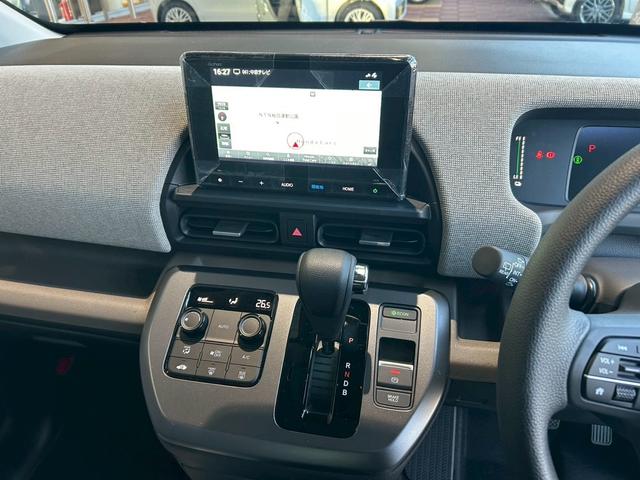 フリード ｅ：ＨＥＶエアー　純正８インチナビゲーション装着　純正折り畳みテーブル装着　２列目キャプテンシート（21枚目）