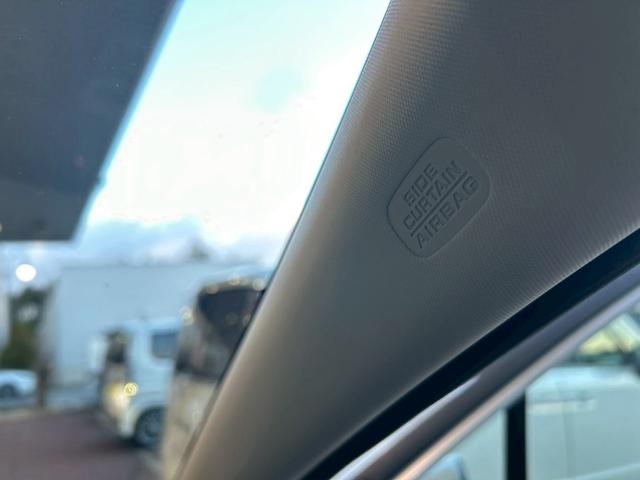 フリード ｅ：ＨＥＶエアー　純正８インチナビゲーション装着　純正折り畳みテーブル装着　２列目キャプテンシート（22枚目）