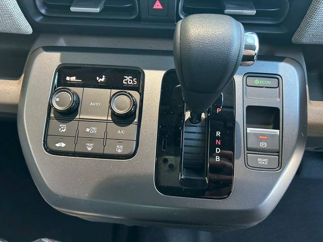 フリード ｅ：ＨＥＶエアー　純正８インチナビゲーション装着　純正折り畳みテーブル装着　２列目キャプテンシート（24枚目）