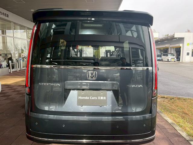 ステップワゴン スパーダ　パワーテールゲート（メモリー機能付）　２列目オットマン　運転席＆助手席シートヒーター　トリプルゾーンコントロールフルオートエアコンディショナー　１６インチアルミホイール（4枚目）