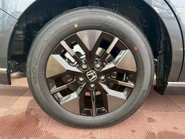 ステップワゴン スパーダ　パワーテールゲート（メモリー機能付）　２列目オットマン　運転席＆助手席シートヒーター　トリプルゾーンコントロールフルオートエアコンディショナー　１６インチアルミホイール（5枚目）