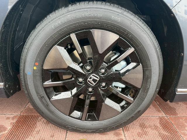 ステップワゴン スパーダ　パワーテールゲート（メモリー機能付）　２列目オットマン　運転席＆助手席シートヒーター　トリプルゾーンコントロールフルオートエアコンディショナー　１６インチアルミホイール（7枚目）