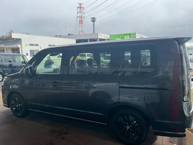 ステップワゴン スパーダ　パワーテールゲート（メモリー機能付）　２列目オットマン　運転席＆助手席シートヒーター　トリプルゾーンコントロールフルオートエアコンディショナー　１６インチアルミホイール（8枚目）