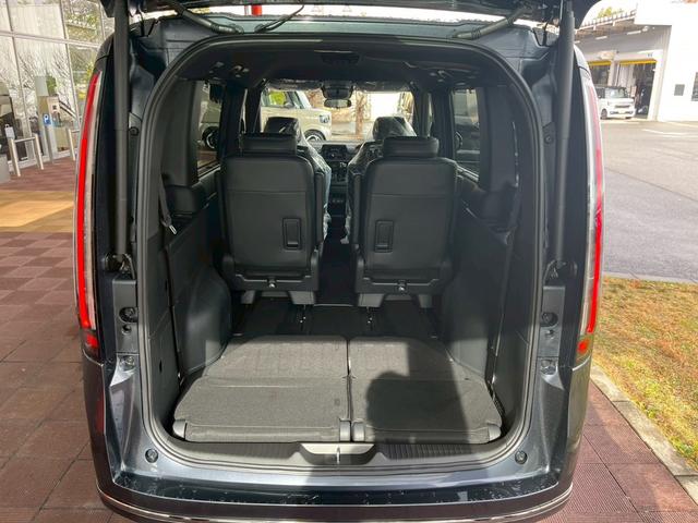 ステップワゴン スパーダ　パワーテールゲート（メモリー機能付）　２列目オットマン　運転席＆助手席シートヒーター　トリプルゾーンコントロールフルオートエアコンディショナー　１６インチアルミホイール（9枚目）