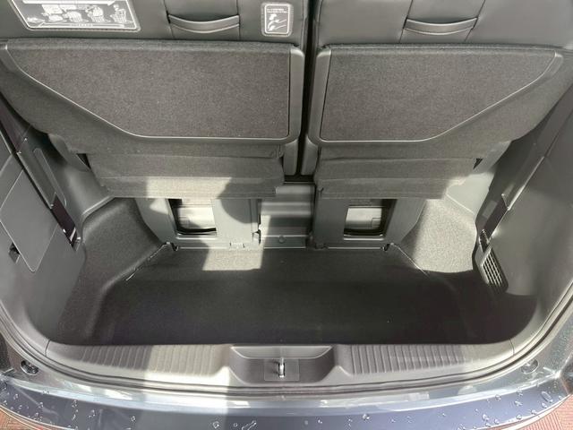 ステップワゴン スパーダ　パワーテールゲート（メモリー機能付）　２列目オットマン　運転席＆助手席シートヒーター　トリプルゾーンコントロールフルオートエアコンディショナー　１６インチアルミホイール（10枚目）