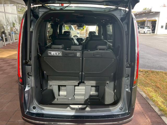 ステップワゴン スパーダ　パワーテールゲート（メモリー機能付）　２列目オットマン　運転席＆助手席シートヒーター　トリプルゾーンコントロールフルオートエアコンディショナー　１６インチアルミホイール（11枚目）