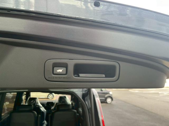 ステップワゴン スパーダ　パワーテールゲート（メモリー機能付）　２列目オットマン　運転席＆助手席シートヒーター　トリプルゾーンコントロールフルオートエアコンディショナー　１６インチアルミホイール（12枚目）