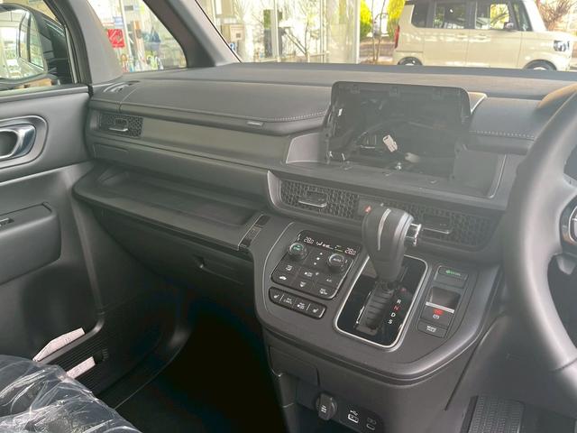 ステップワゴン スパーダ　パワーテールゲート（メモリー機能付）　２列目オットマン　運転席＆助手席シートヒーター　トリプルゾーンコントロールフルオートエアコンディショナー　１６インチアルミホイール（30枚目）