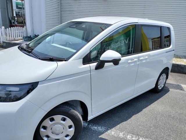 フリード エアー　新車　未登録車　ＥＴＣ　８インチナビ　６人乗り　両側電動スライドドア　ホンダセンシング　ホンダコネクト　ＴＶ視聴可能ナビ　オートライト　リアカメラ　スマートキー　６人乗り　キャプテンシート（49枚目）